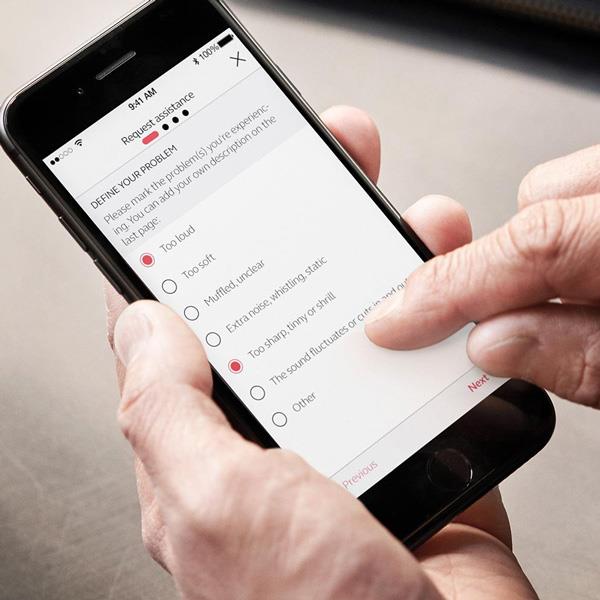 Mann nutzt die App